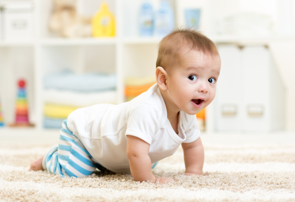 Baby im Vierfüßler schaut interessiert