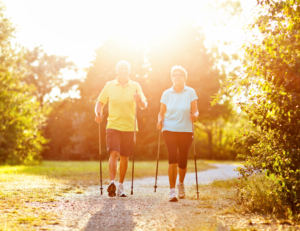 Zwei Personen machen Nordic Walking
