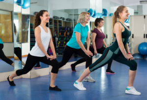 4 Menschen machen Sport im Gym